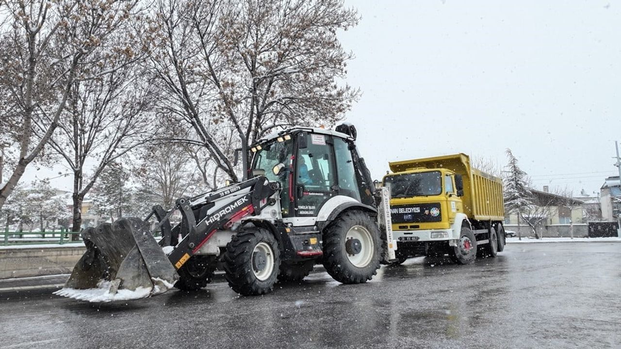 Kocasinan’da kar temizleme çalışmaları: Başkan Çolakbayrakdar "Hizmetimiz 24 saat devam ediyor"
