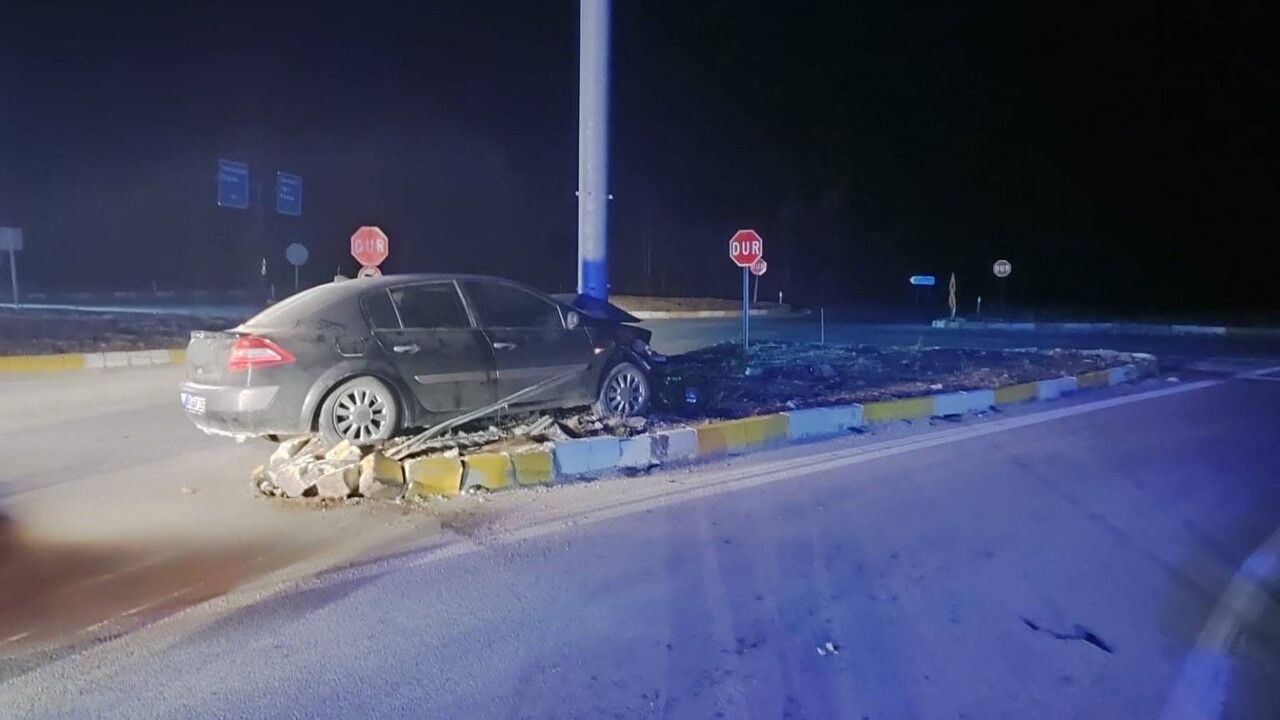 Konya Beyşehir'de otomobil refüje çıktı, 3 kişi yaralandı