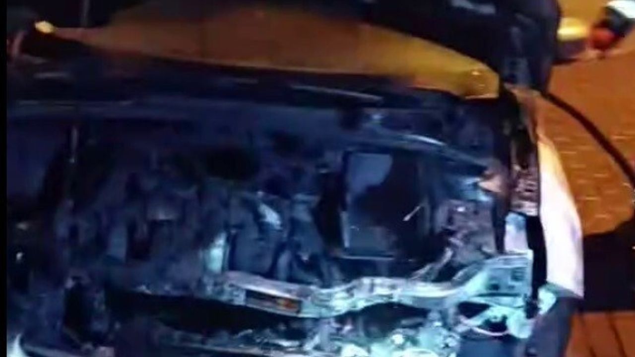 Konya Beyşehir'de park halindeki otomobilde motor yangını söndürüldü