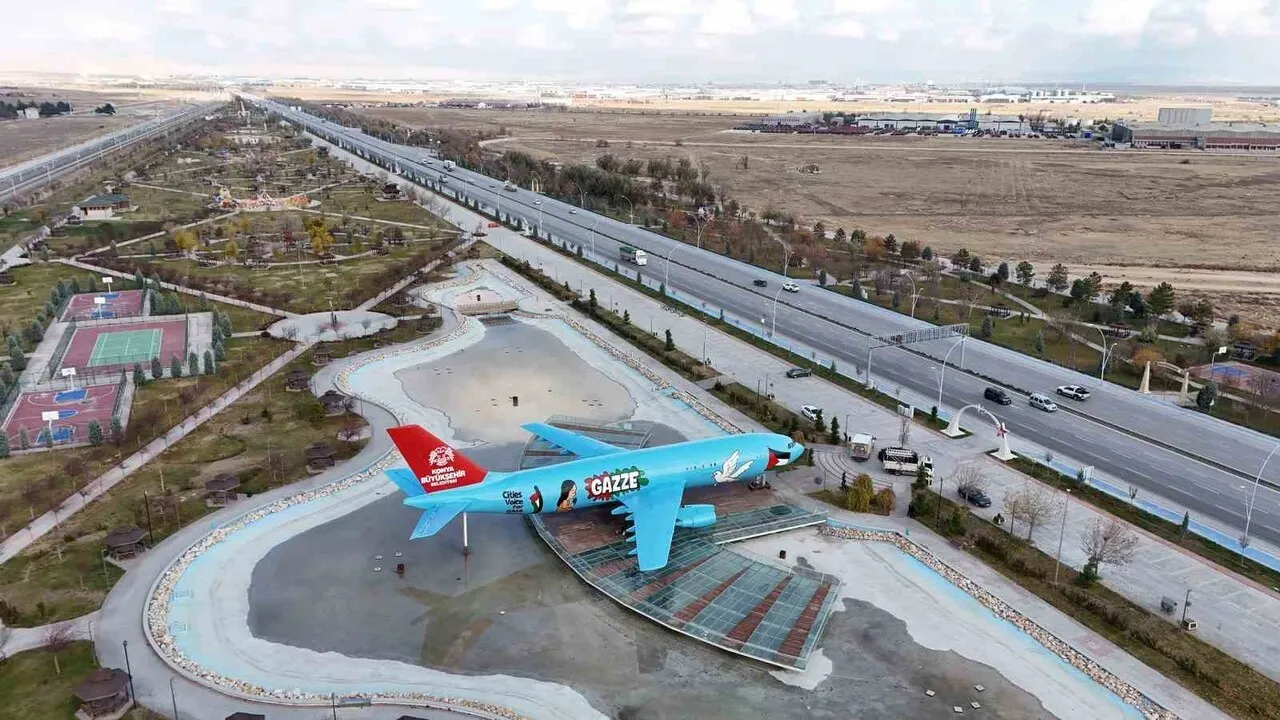 Konya Büyükşehir, Ankara Yolu’ndaki Airbus A300’ü Gazze temalı grafitiyle sergiledi