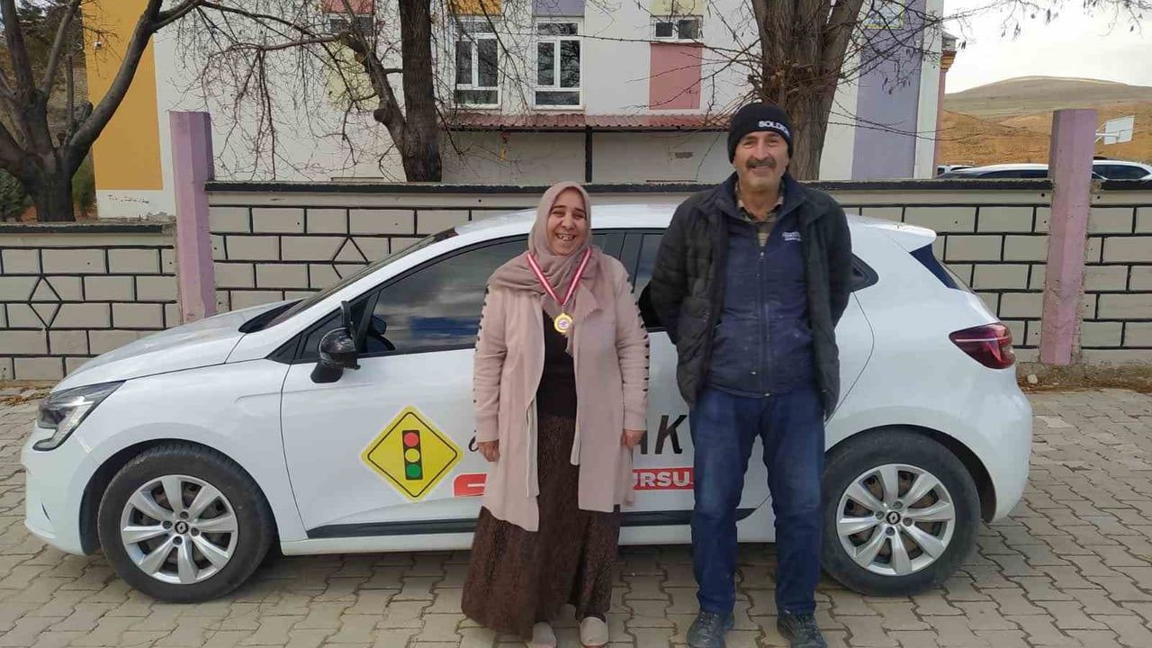 Konya Çeltik’te 60 yaşındaki Fatma Odabaşı çocukluk hayalini gerçekleştirip B sınıfı ehliyet aldı