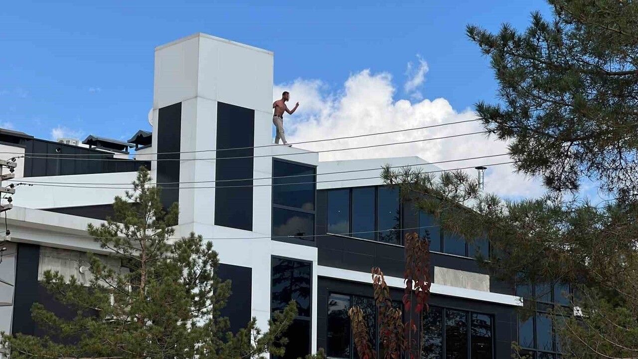 Konya'da alacağını alamadığını iddia eden işçi çatıda 3 saat süren ikna sonrası indirildi