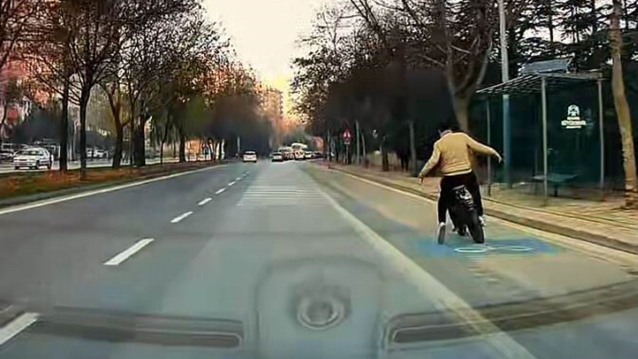 Konya'da eli cebinde bisikletle giden kişi dengesini kaybedip yola savruldu; araç manevrası kazayı önledi