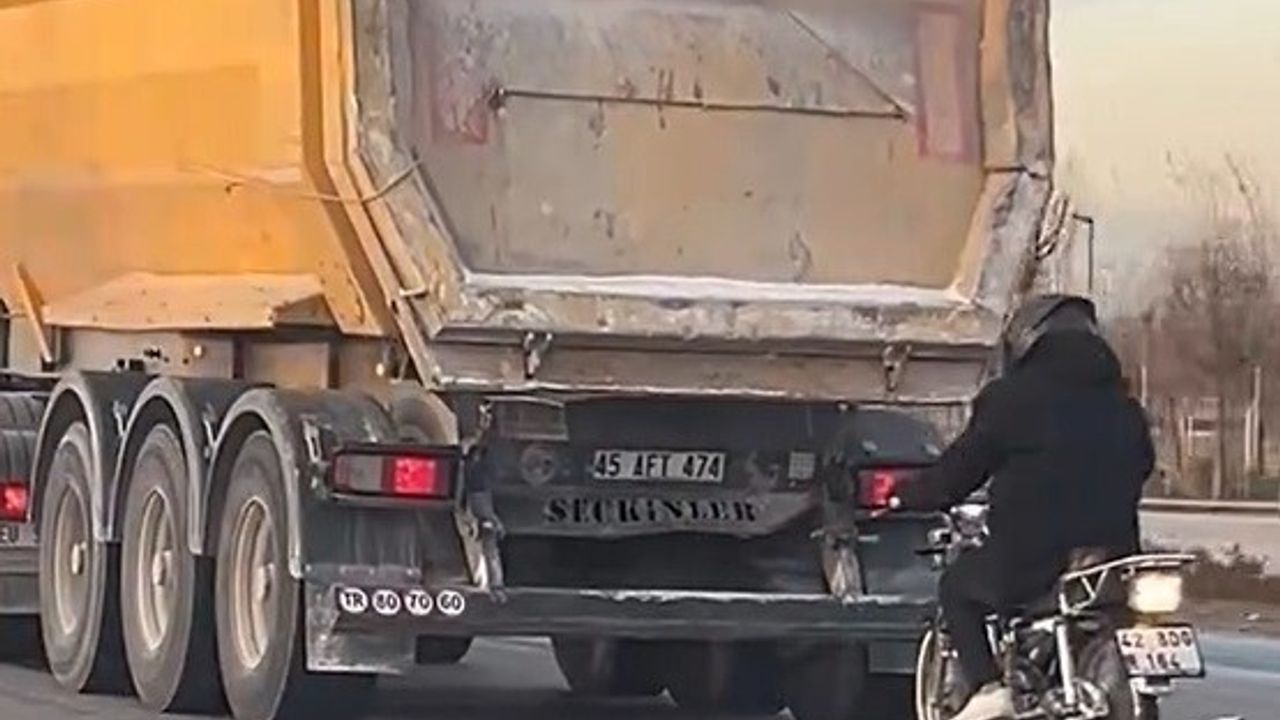 Konya'da hafriyat tırının peşinden giden motosiklet sürücüsünün tehlikeli takibi görüntülendi