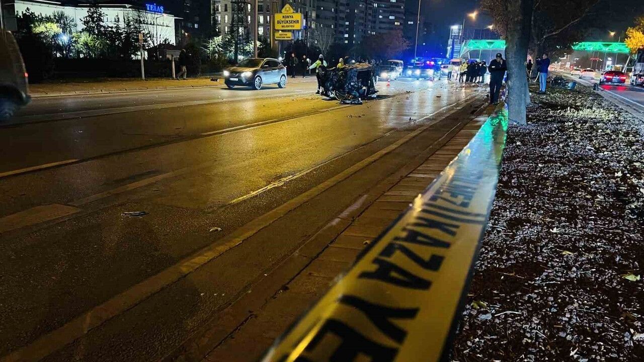 Konya'da kontrolden çıkan otomobil ağaca çarptı: 1'i ağır 2 yaralı