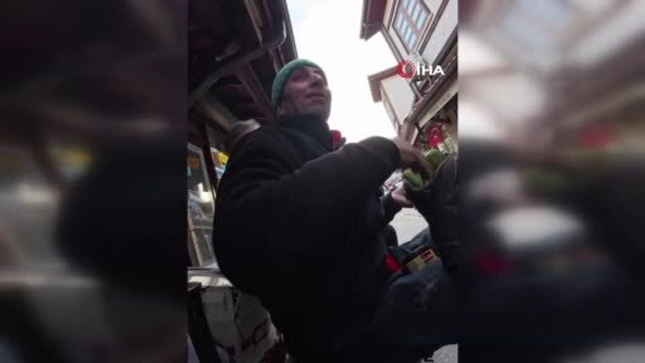 Konya’da kunduracı Hasan Küçükkoç, Avusturalya’dan gelen turiste yöresel 'annouv' dedirtti