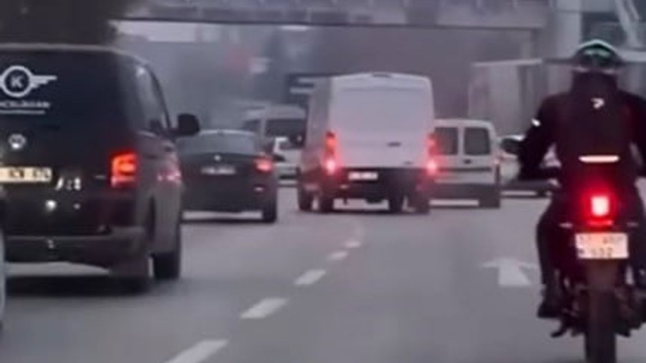 Konya'da minibüs sürücüsünün makas atması trafiği tehlikeye düşürdü