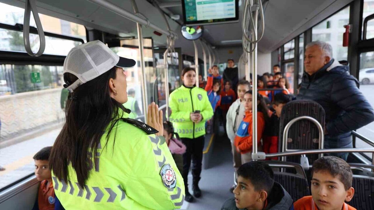 Konya'da Nezaket Otobüsü ile Trafik Kültürü Öğrencilere Aşılanıyor