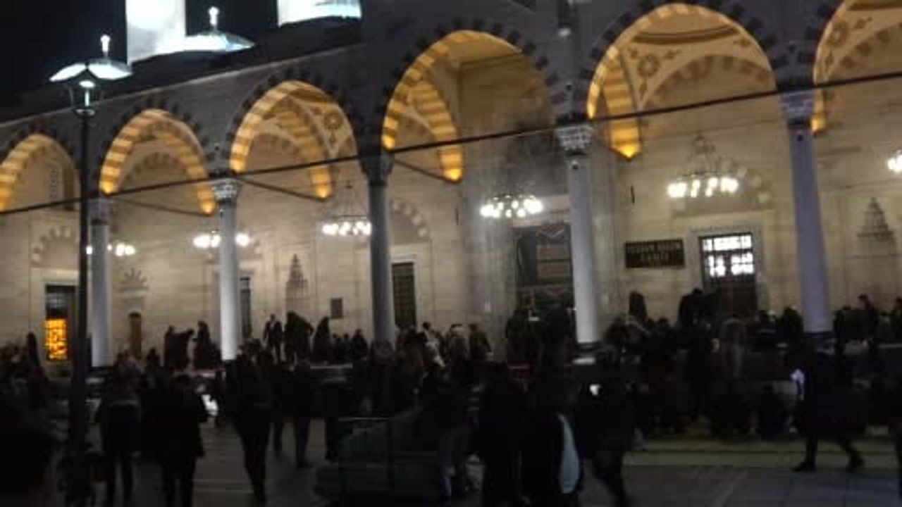 Konya'da Regaib Kandili'nde vatandaşlar camilerde dua etti