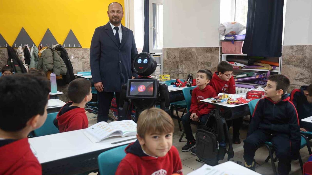 Konya'da Şivlilik Etkinliğinde Robot Şivecop, Çocuklara Paylaşma ve Zorbalığa Karşı Tutumu Anlattı