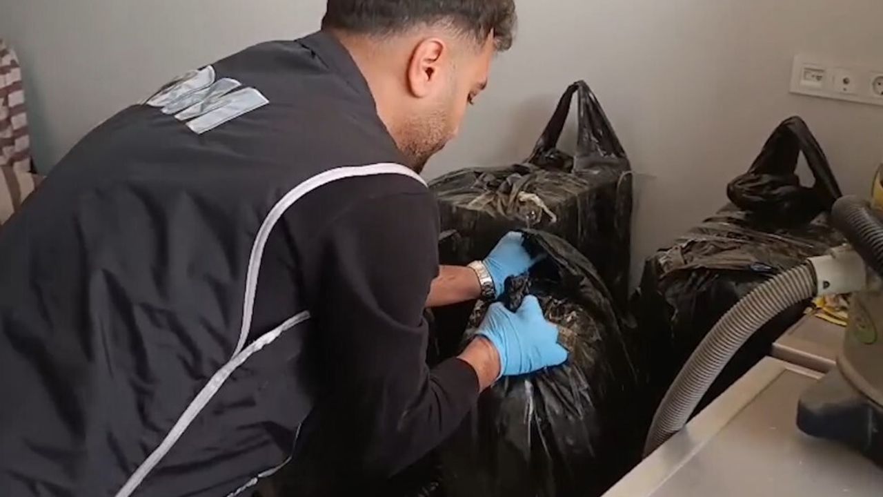 Konya'da yaklaşık 2 milyon 300 bin TL değerinde kaçak sigara ve elektronik sigara ele geçirildi