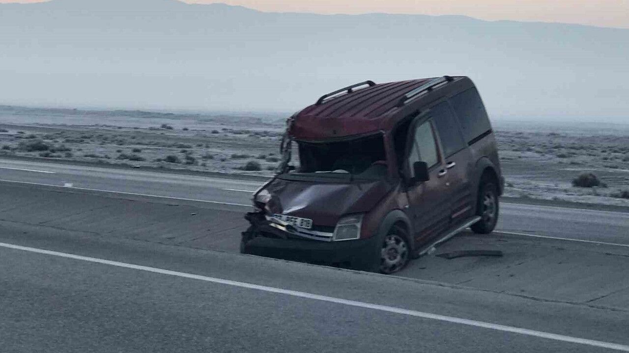 Konya Ereğli'de hafif ticari araç refüje takla attı: 1 yaralı