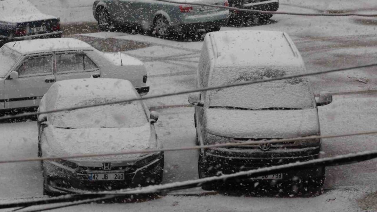 Konya Karapınar'da Yılın Son Günü Kar Yağışı İlçeyi Beyaza Bürüdü