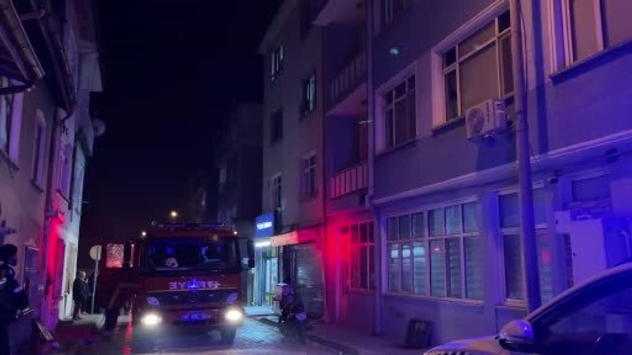 Konya Meram'da 3 Katlı Binanın Çatısında Yangın: İtfaiye Hızla Müdahale Etti