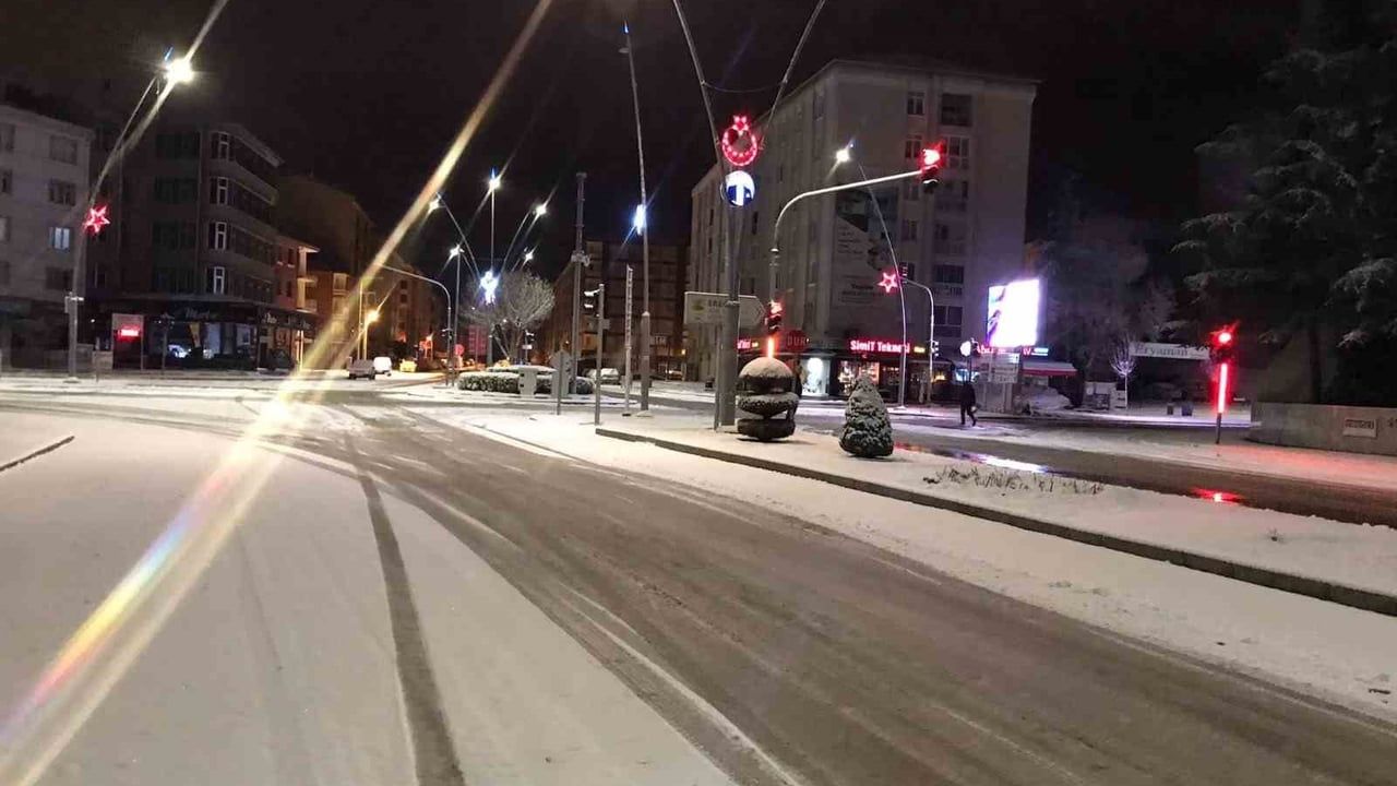 Konya'nın Ereğli İlçesine Mevsimin İlk Karı Yağdı