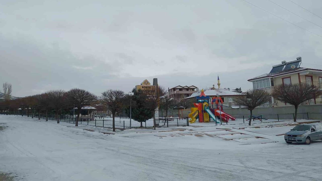 Konya'nın Yunak ilçesinde mevsimin ilk karı ilçeyi beyaza bürüdü