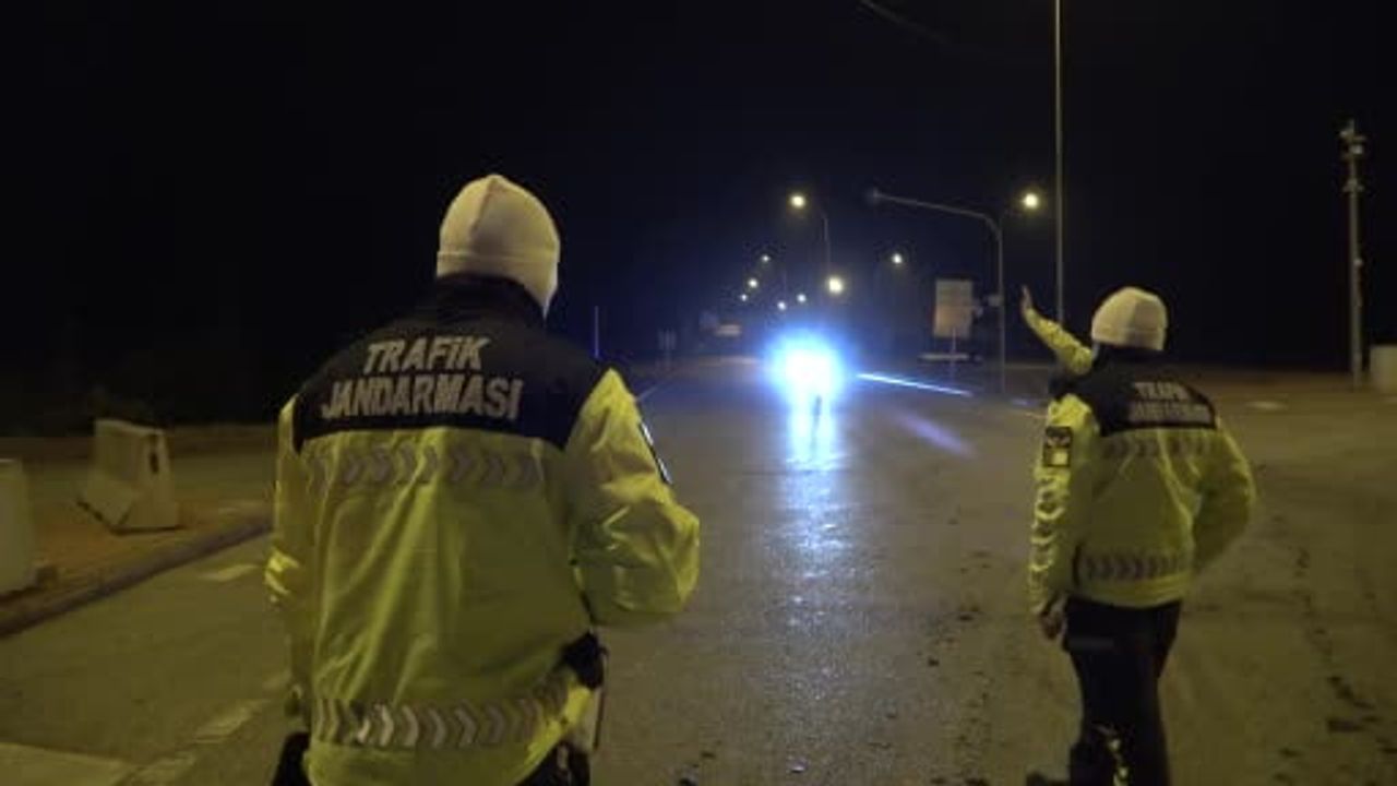 Konya protokolü kontrol noktalarında sürücü ve polislerin yeni yılını kutladı