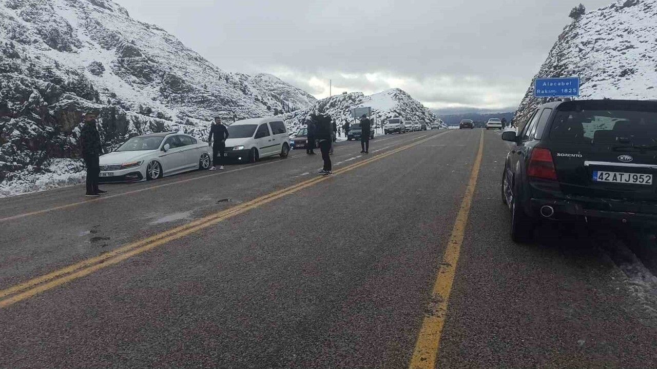 Konya Seydişehir Alacabel'de kar etkili oldu; vatandaşlar hafta sonu akın etti