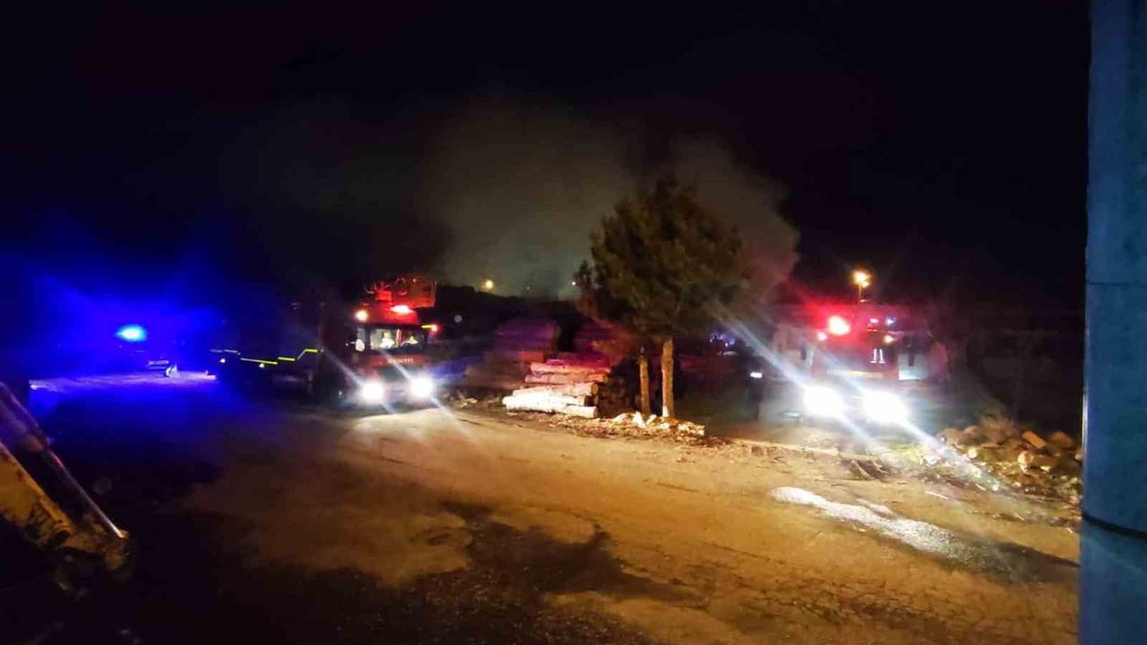 Konya Seydişehir'de Marangoz Atölyesinde Sobadan Çıkan Yangın: İtfaiye Müdahalesi Sürüyor