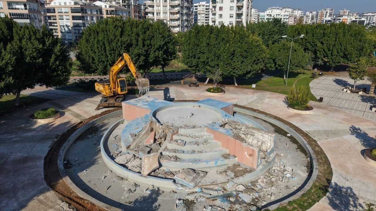 Konyaaltı, Çayırlı Hacı Mustafa Karabulut Parkı’ndaki süs havuzunu kaldırıp yerine yeşil alan oluşturuyor