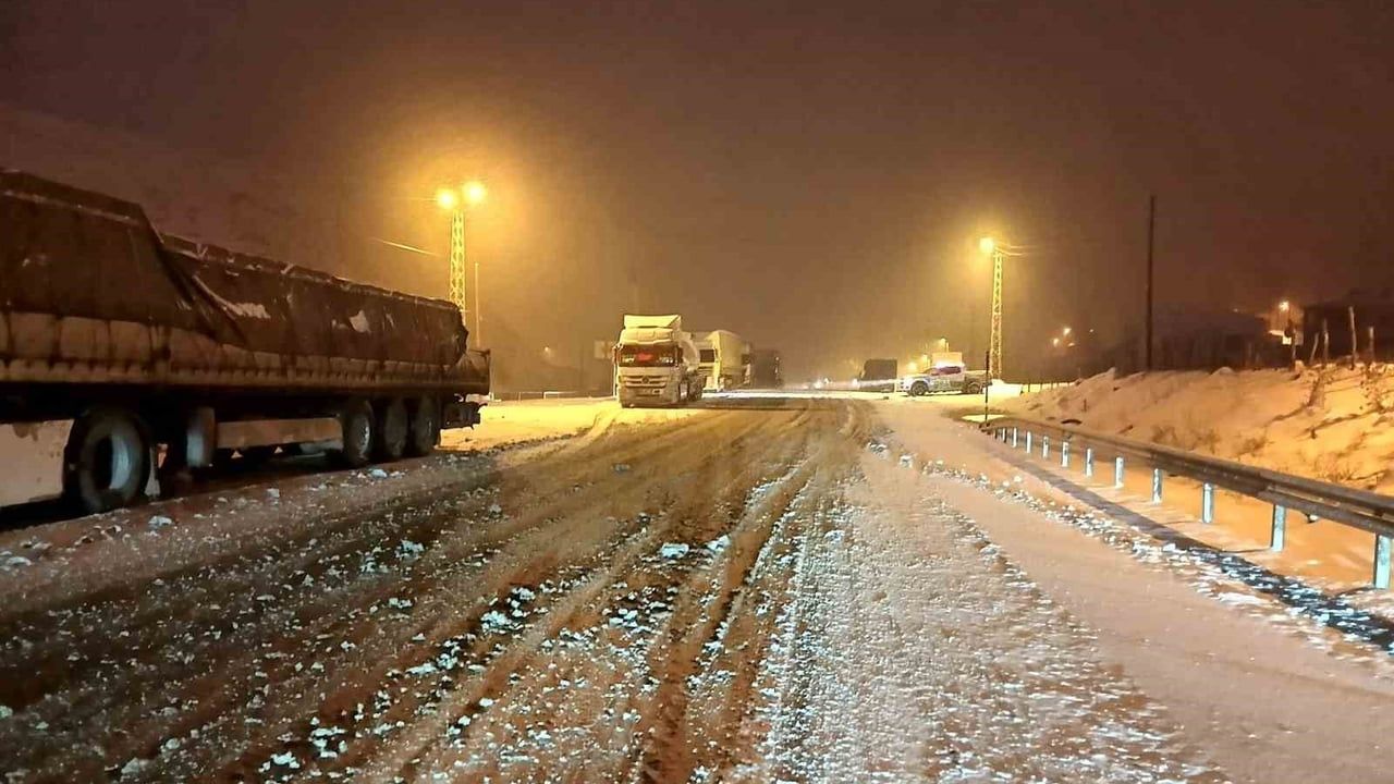 Kop Dağı Geçidi’nde Ulaşım Kontrollü Sağlanıyor: Bayburt Trafik Ekipleri Önlemleri Sıkılaştırdı