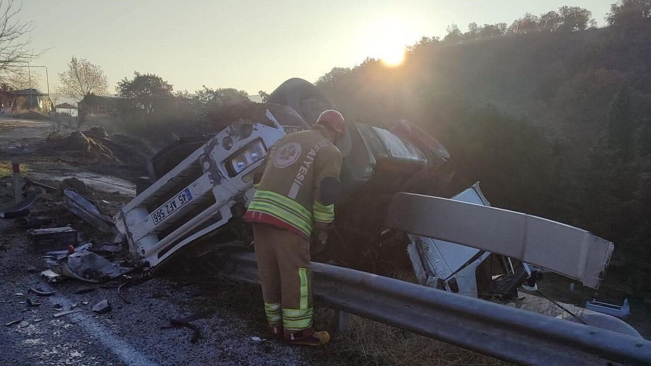 Köprübaşı'nda tır kontrolden çıktı: 1 yaralı