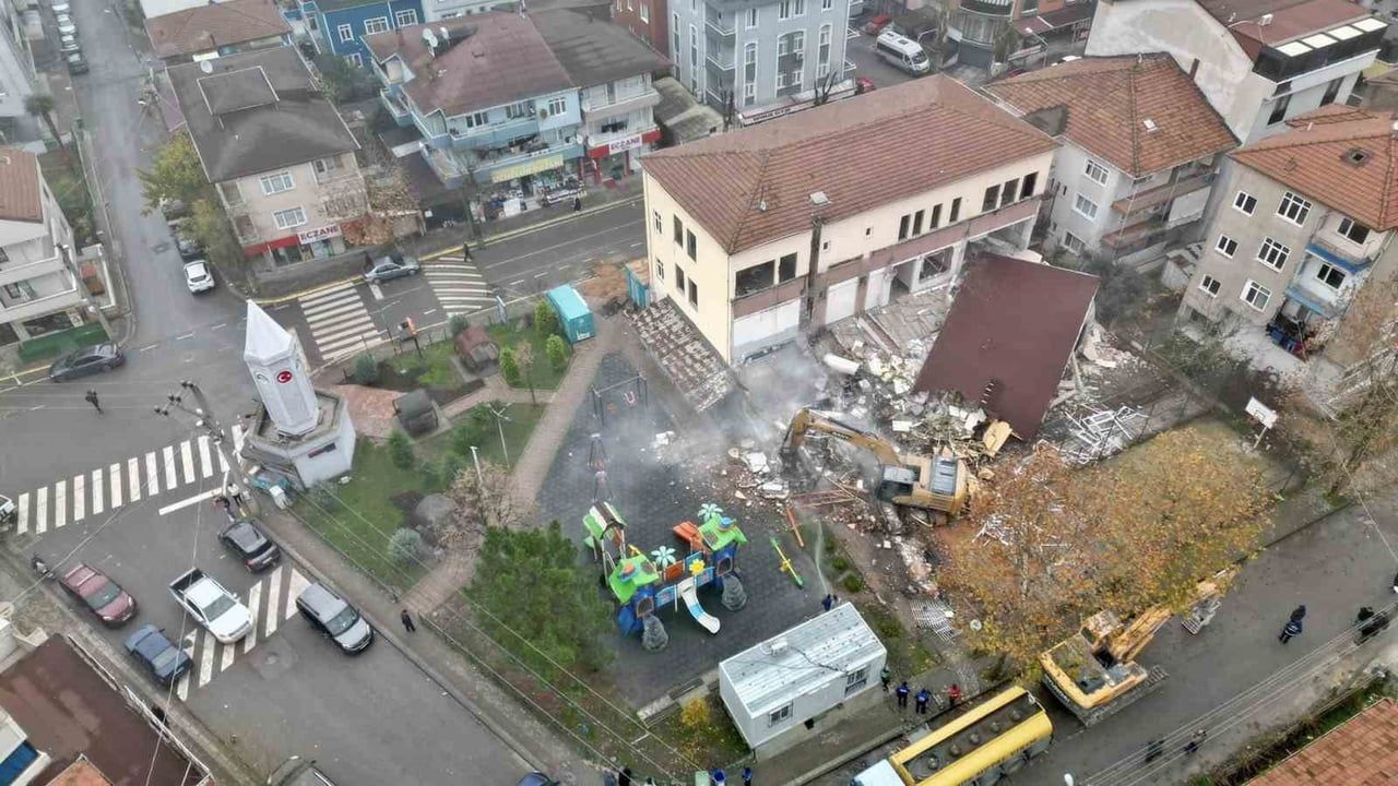 Körfez'de Fatih Mahallesi'ndeki riskli bina kontrollü şekilde yıkıldı