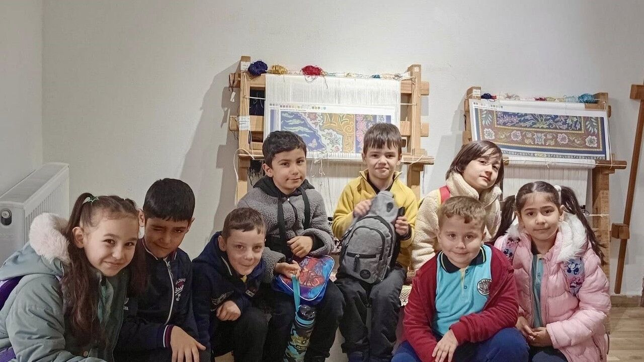 Körfez'de İlkokul Öğrencileri Hereke Halısı Üretimini Yerinde İnceledi