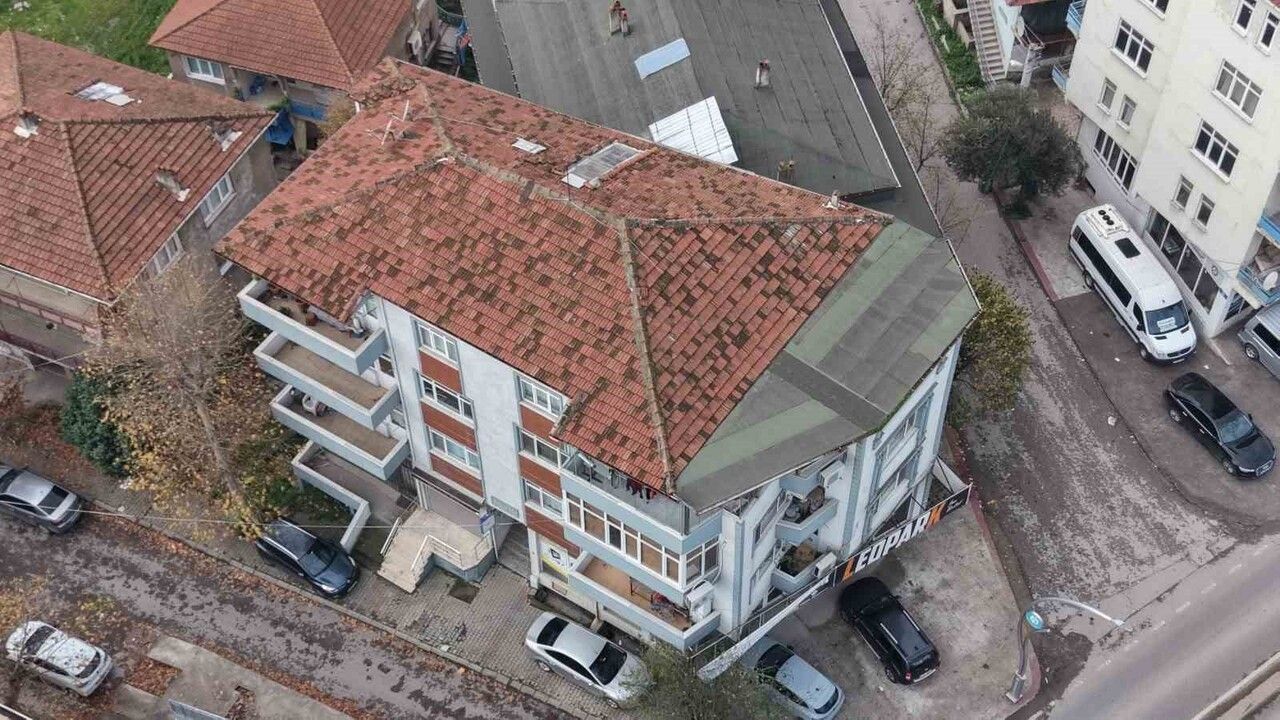 Körfez'de mahkeme kararıyla yıkılan üst geçit 1 metre yanına yeniden yapıldı: 'Evi yine görebiliyoruz'