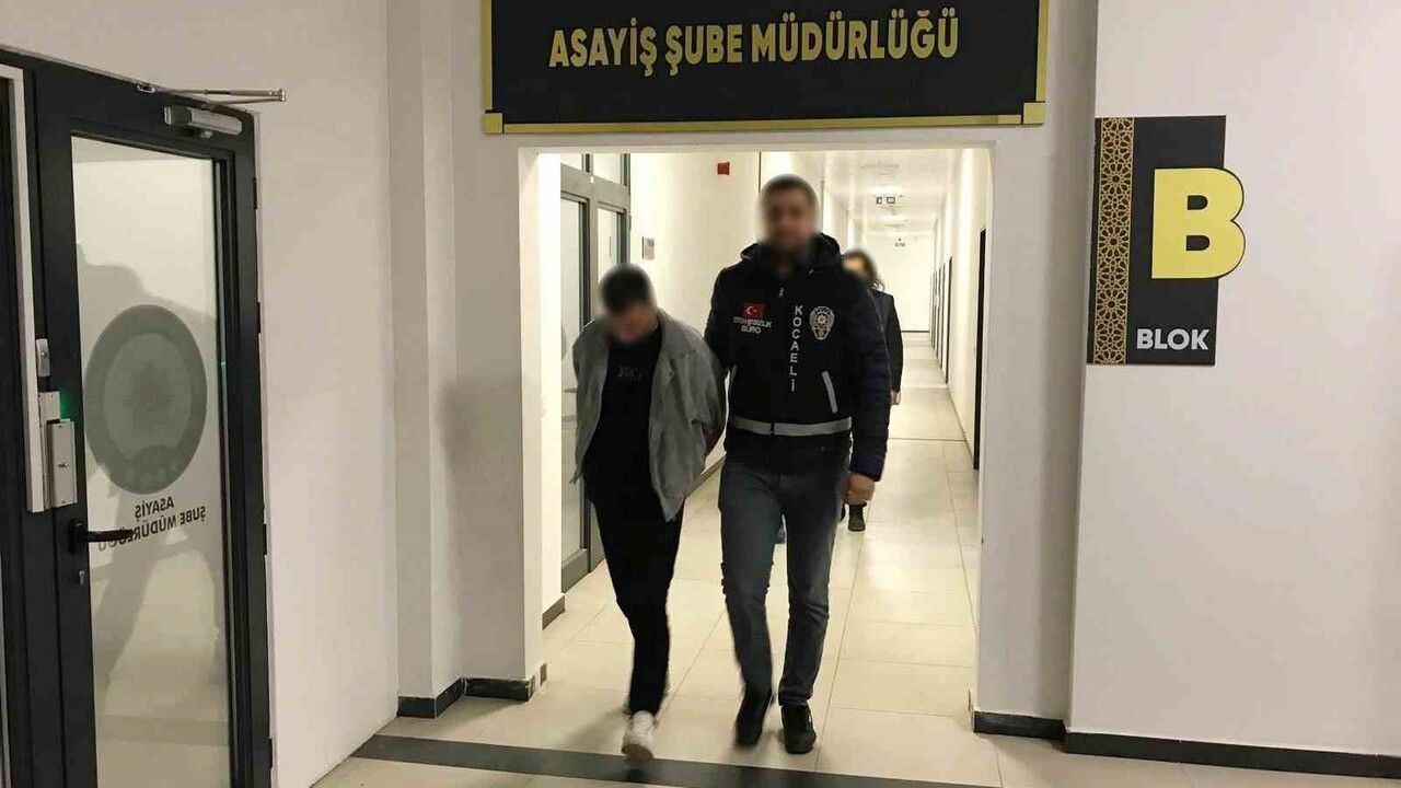 Körfez'de park halindeki otomobili çalan şüpheliler, kontak almak için yakalandı