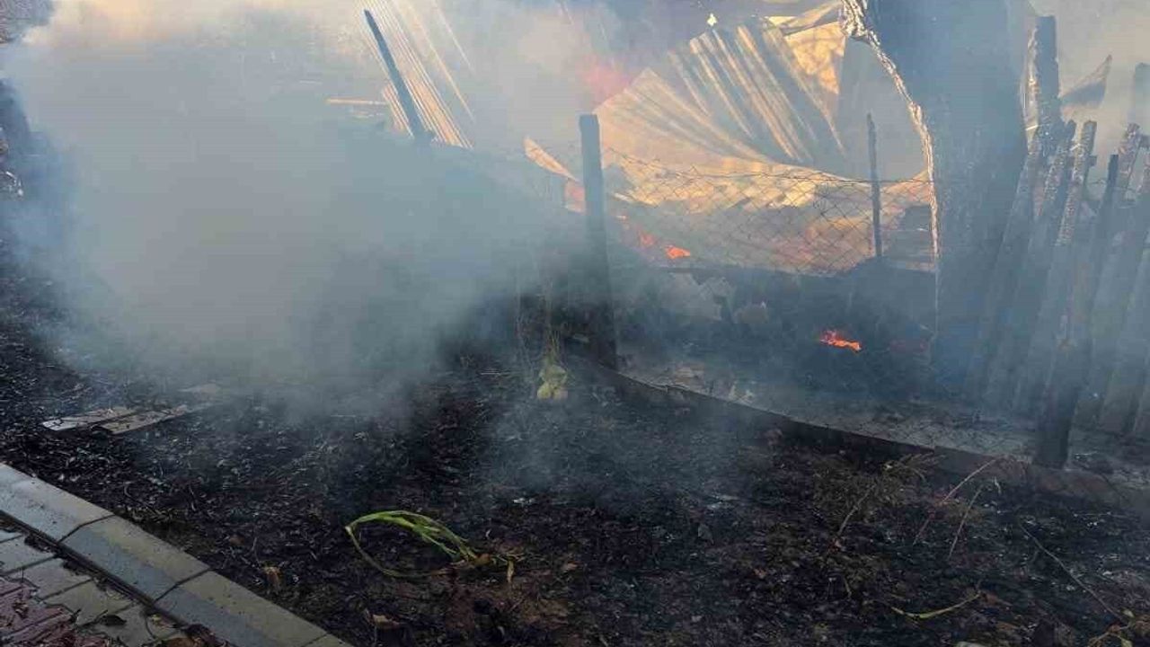 Korkuteli Çomaklı’da çıkan yangında Mustafa Karışık’a ait ev kullanılamaz hale geldi