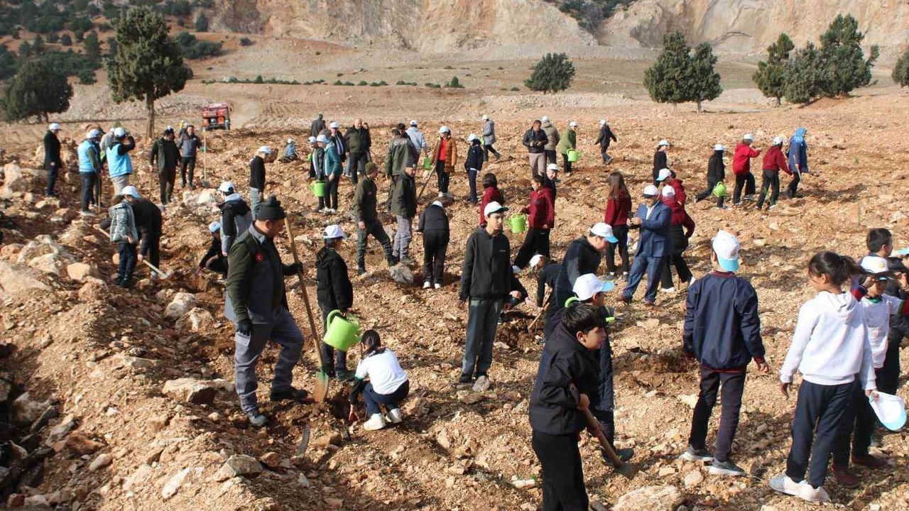 Korkuteli’de 3 bin fidan dikildi: ÇEDES projesi kapsamında kızılçam ve ardıçlar toprakla buluştu