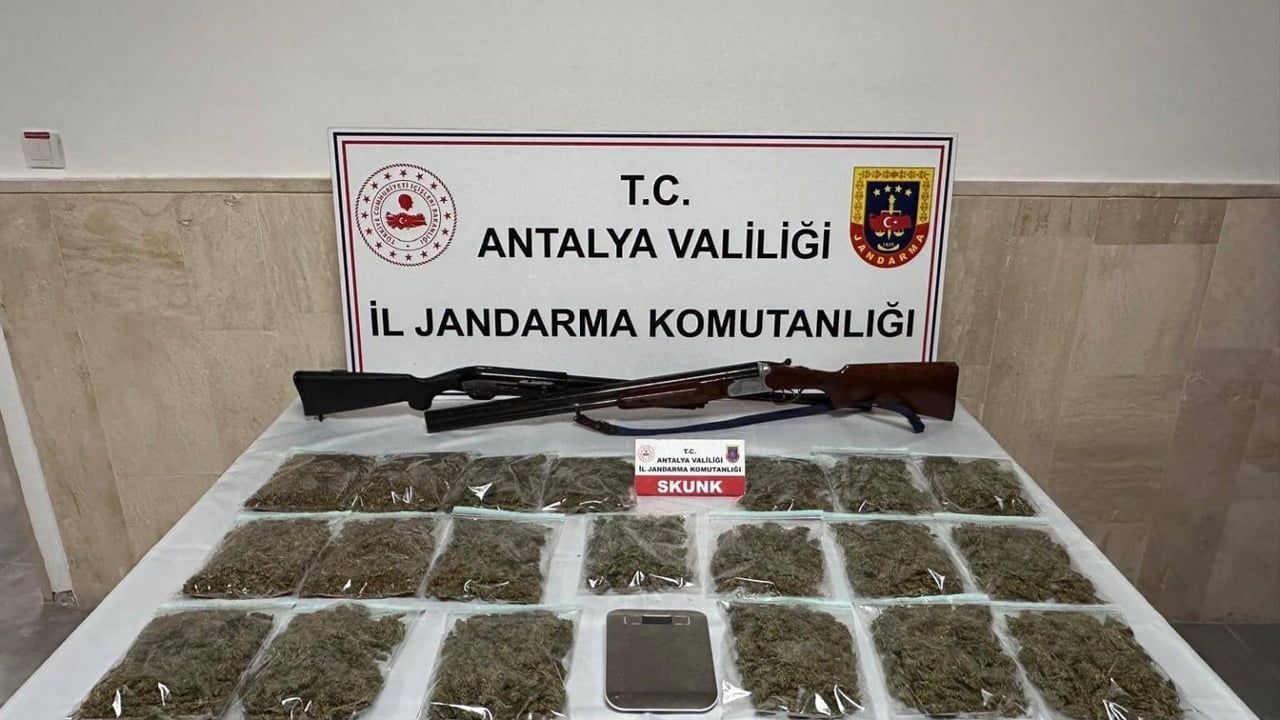 Korkuteli'de jandarma operasyonu: 16 kilo 880 gram skunk ele geçirildi, 3 gözaltı