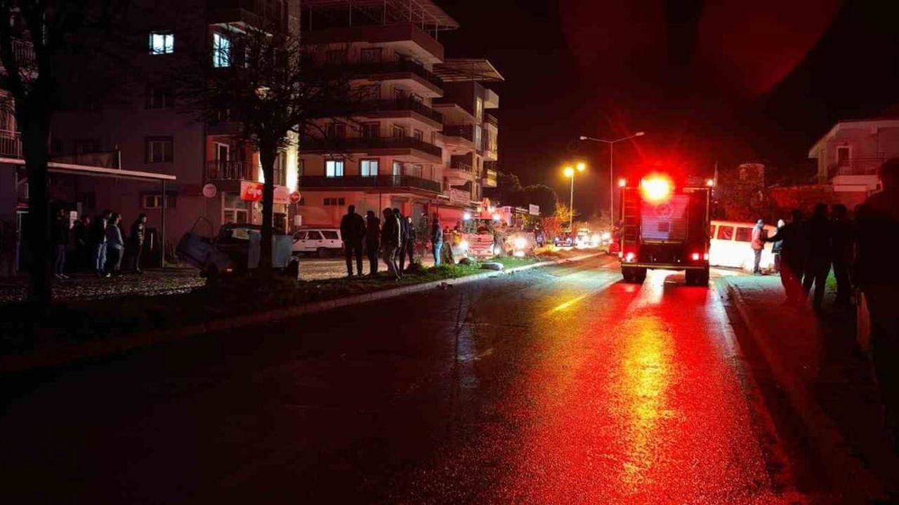 Köşk'te yağışlı zeminde kontrolü kaybeden araç yoldan çıkıp aydınlatma direğine çarptı: 4 yaralı