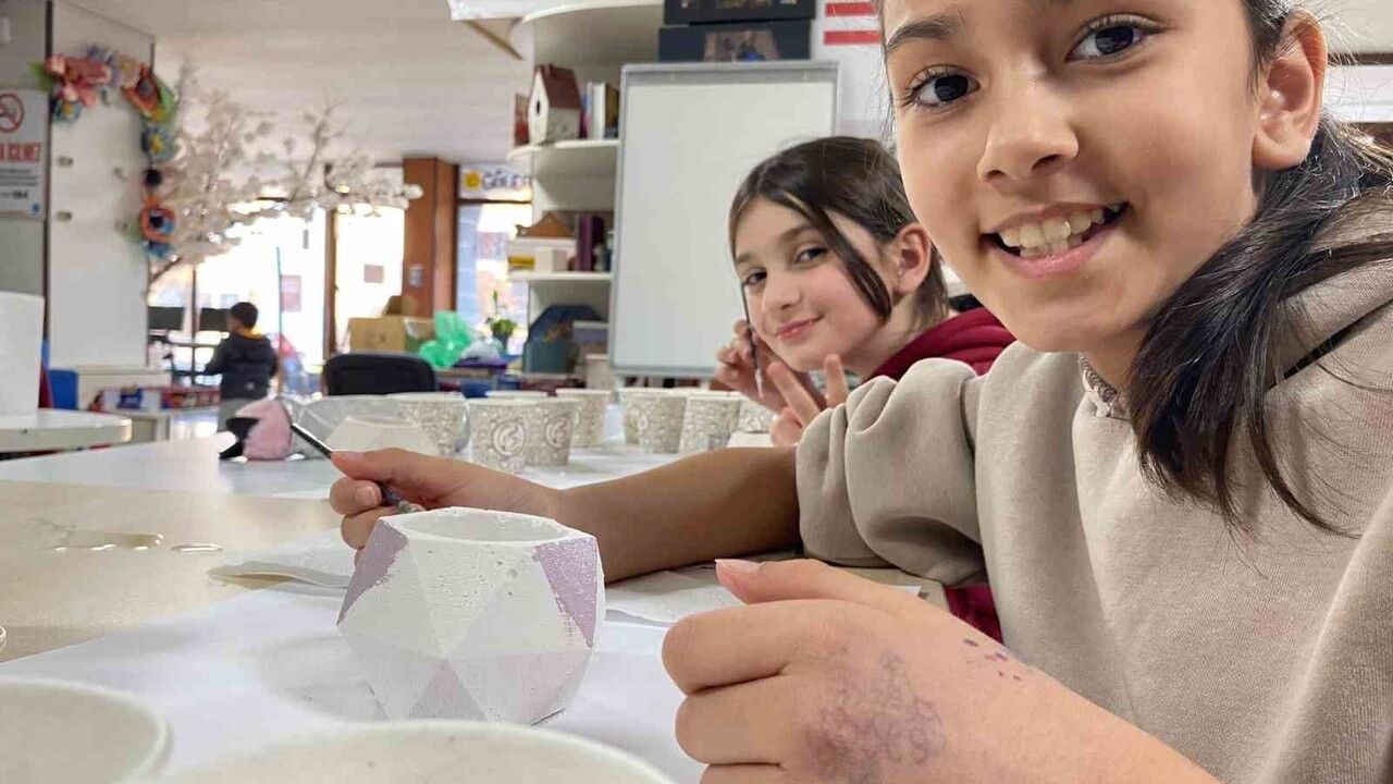 Kötekli Gençlik Merkezi’nde sanat atölyeleri çocukların yaratıcılığını geliştiriyor