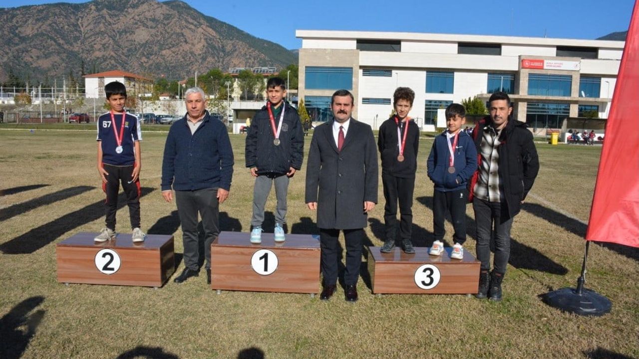 Köyceğiz’de Atatürk’ün Ankara’ya Gelişinin 106. Yıldönümü Anısına Yol Koşusu Düzenlendi