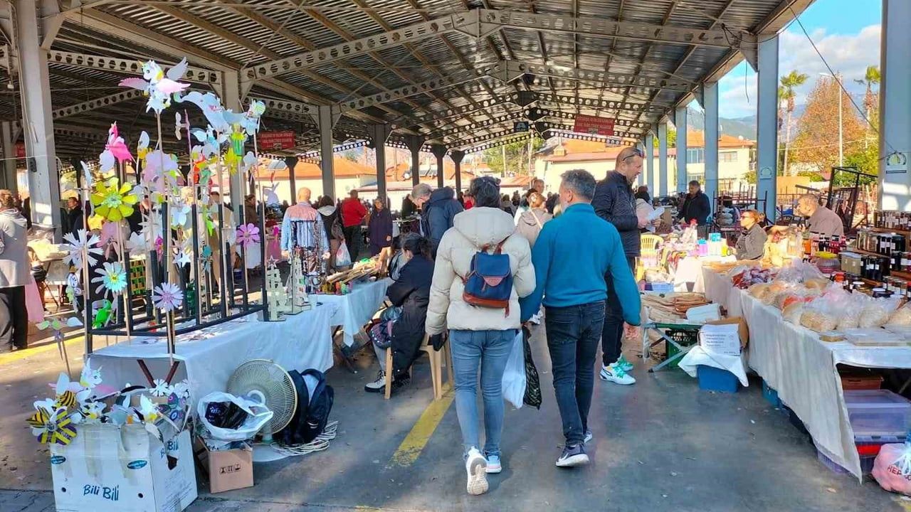 Köyceğiz’de yılbaşı pazarı kapalı pazar yerinde 500'ün üzerinde tezgâhla kuruldu