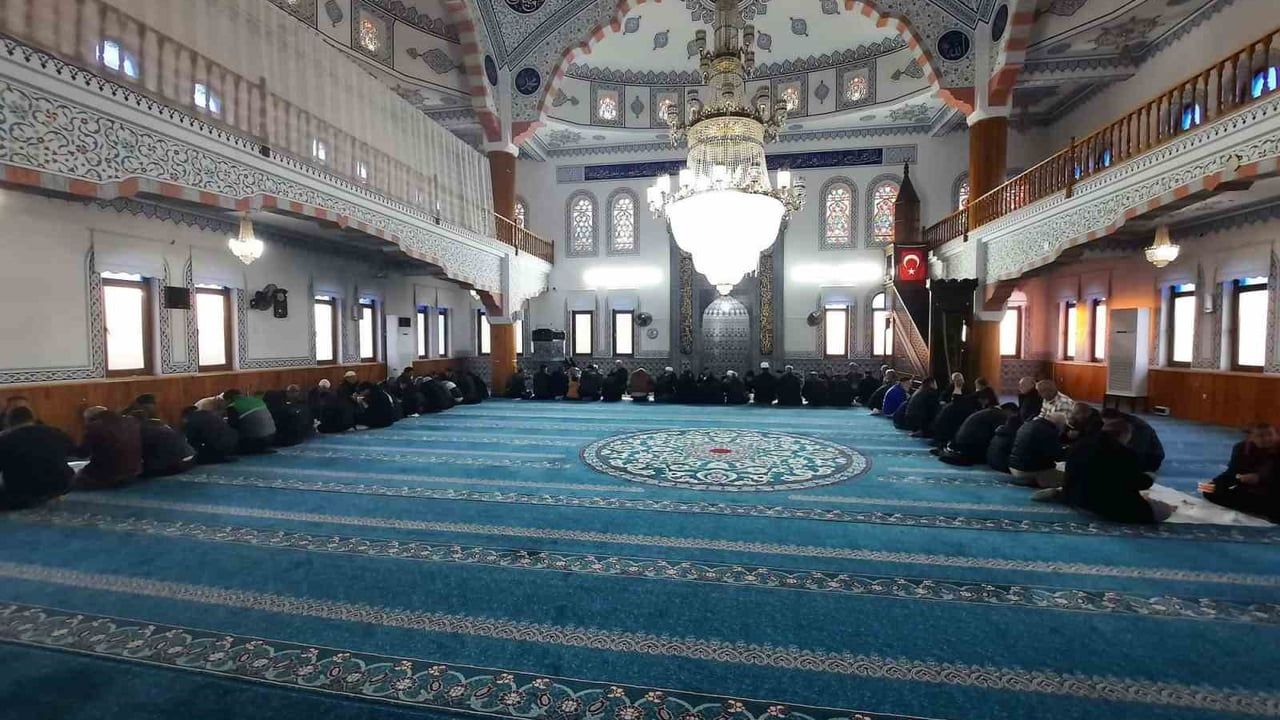 Köyceğiz’de yılın son sabah namazı Toparlar Merkez Camii’nde gerçekleşti