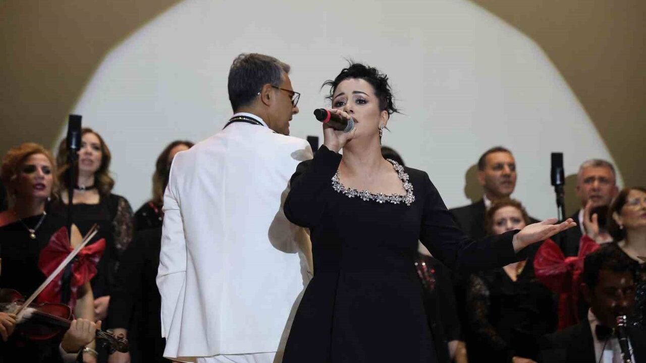 Kozan'da 25 kişilik koro ilk kez sahneye çıktı; esnaftan doktora geniş katılım