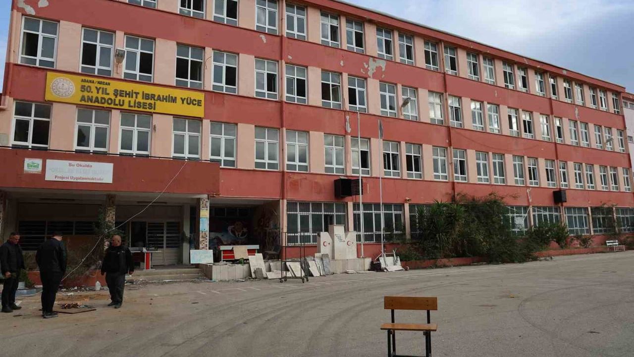 Kozan'da 50. Yıl Şehit İbrahim Yüce Anadolu Lisesi'nin yıkım çalışmaları başladı
