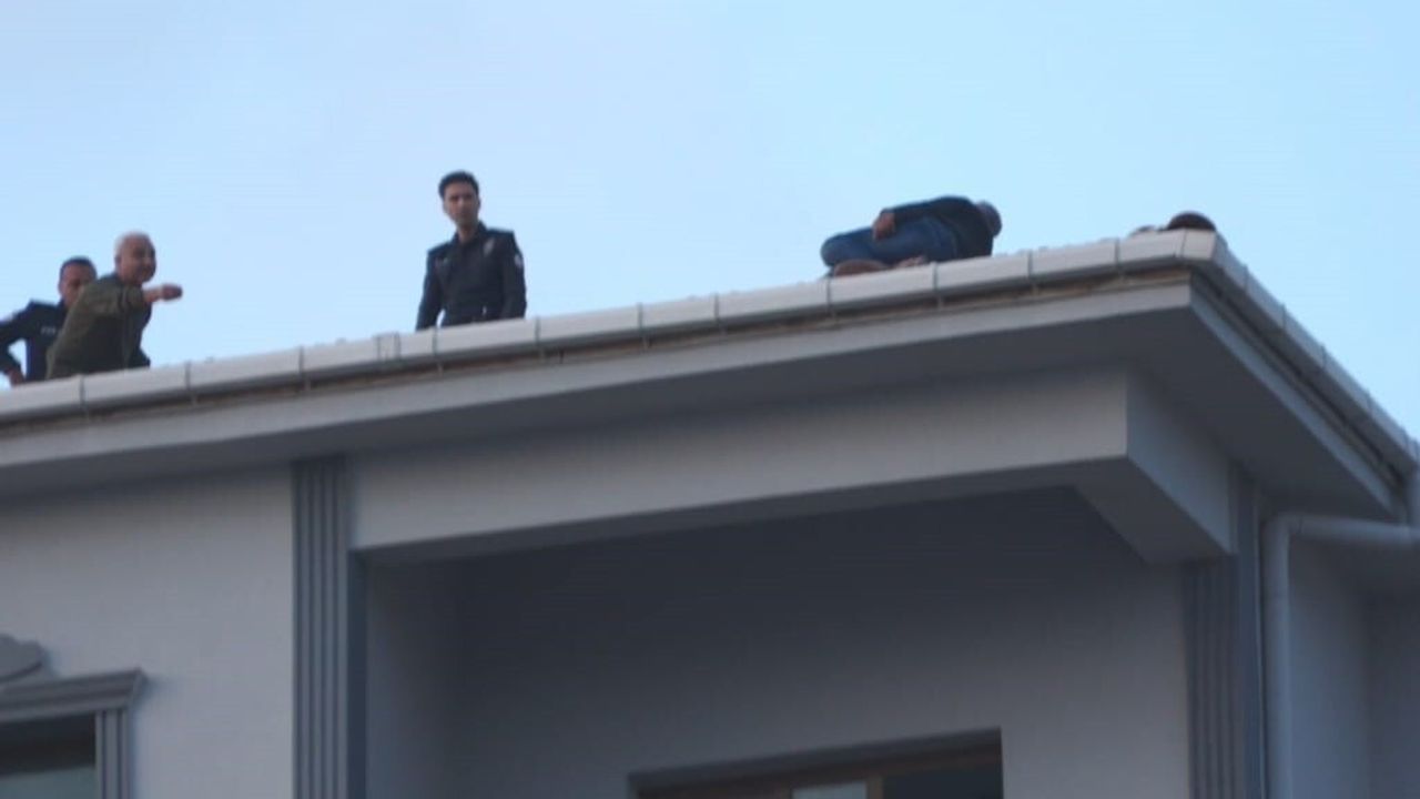 Kozan'da çatıda bekleyen boyacı, 80 bin TL alacağını tahsil edince ikna oldu