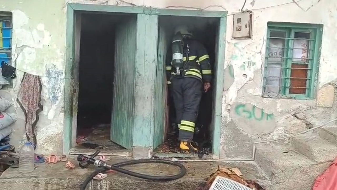 Kozan'da ev yangını itfaiyenin hızlı müdahalesiyle çevreye sıçramadan söndürüldü