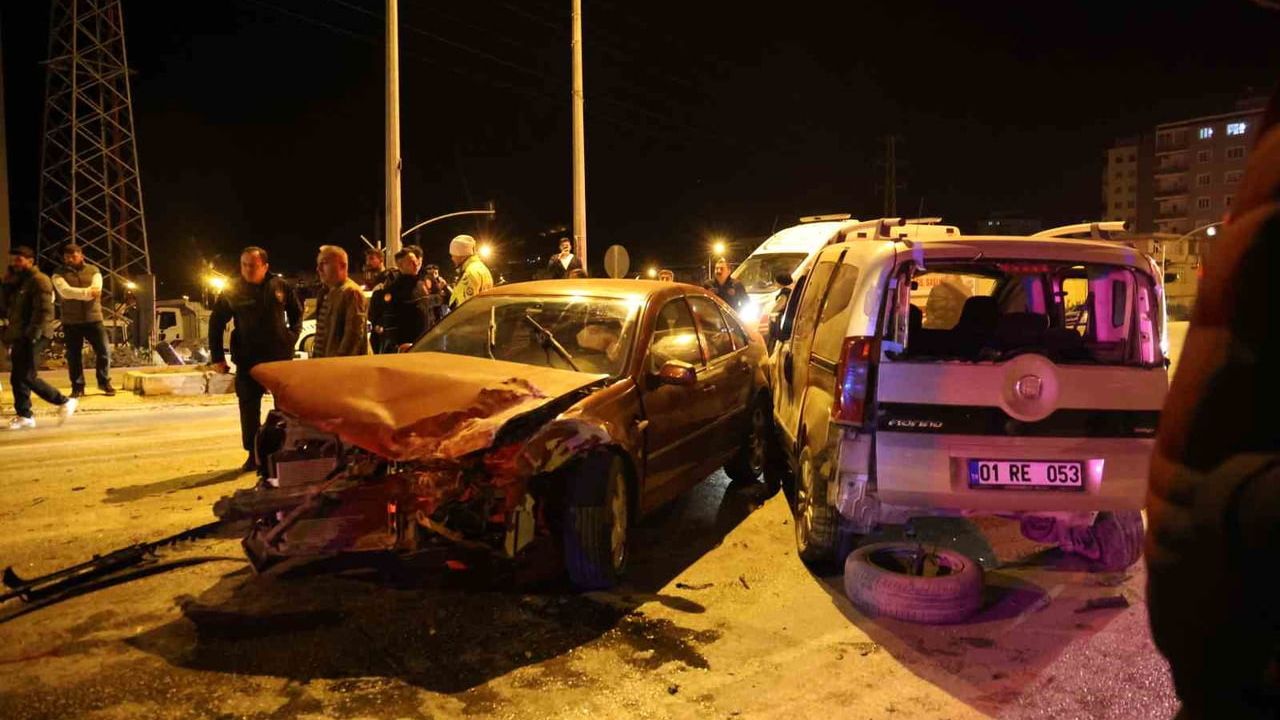 Kozan'da Gece Kazası: Baba yadigarı otomobil hurdaya döndü, 2 kişi yaralandı
