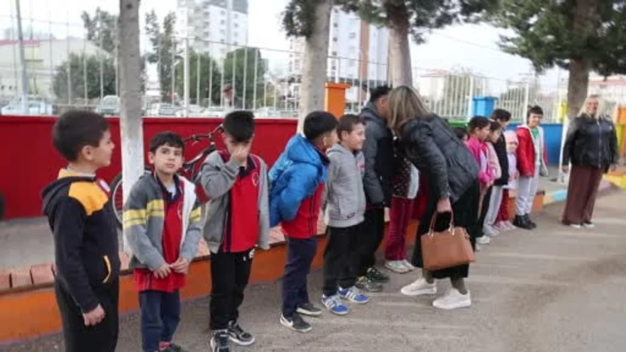 Kozan'da ilkokul öğrencilerinden iyilik seferberliği: Yatılı bölge okuluna paylaşım günü