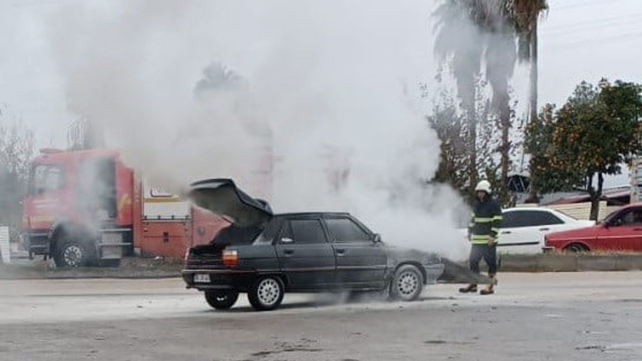 Kozan'da park halindeki otomobilde yangın söndürüldü