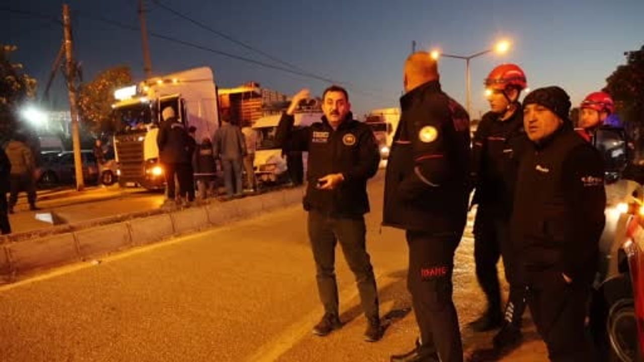 Kozan'da tır ile işçi minibüsü çarpıştı: 2 tarım işçisi hafif yaralandı