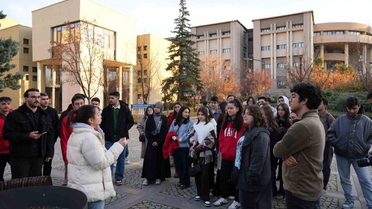 Kozanlı gençler Ankara’yı gezdi: Üniversite hazırlık öğrencilerine kültürel ve eğitsel gezi