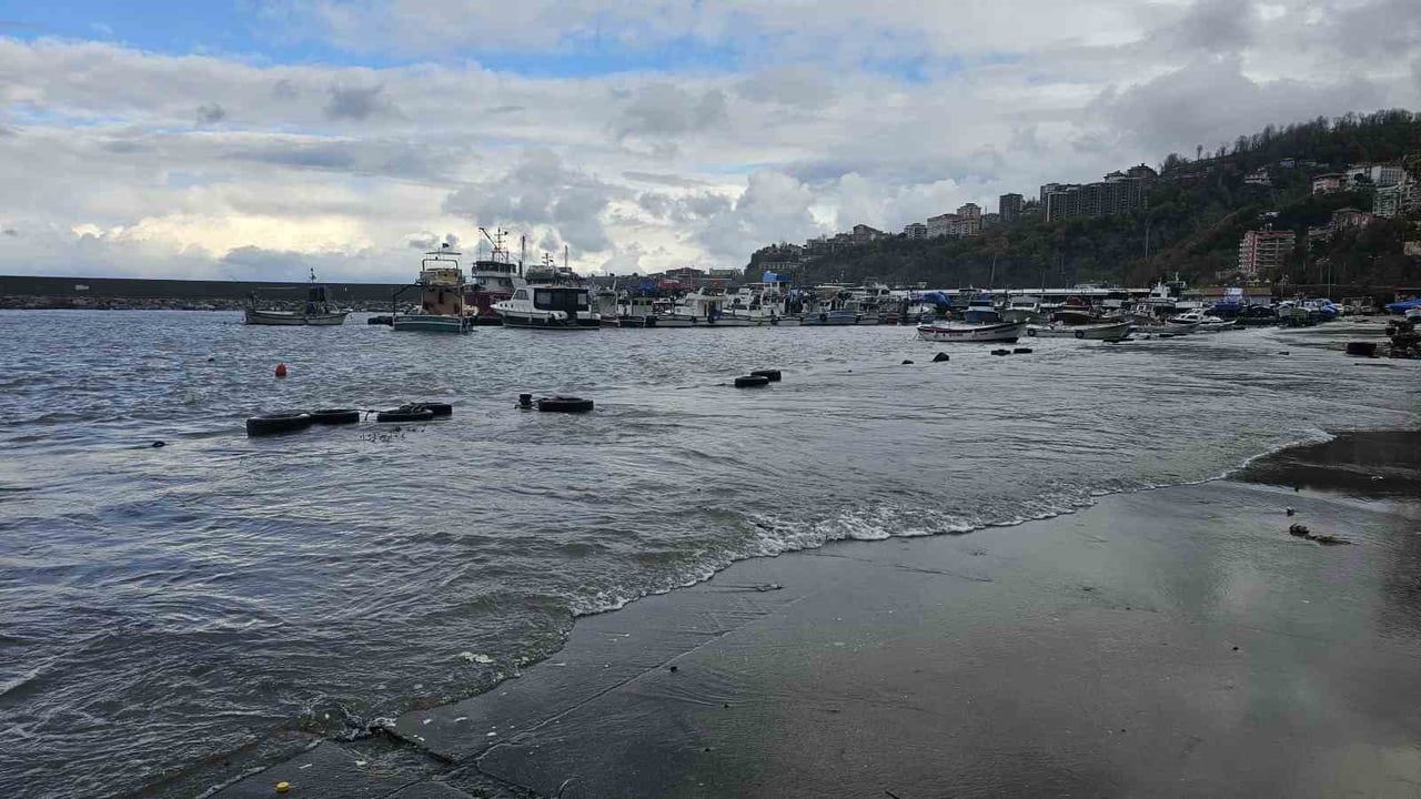 Kozlu Limanı'nda dalgalar 7 metrelik duvarı aştı; balıkçılar barınaklarını korumak için seferber oldu