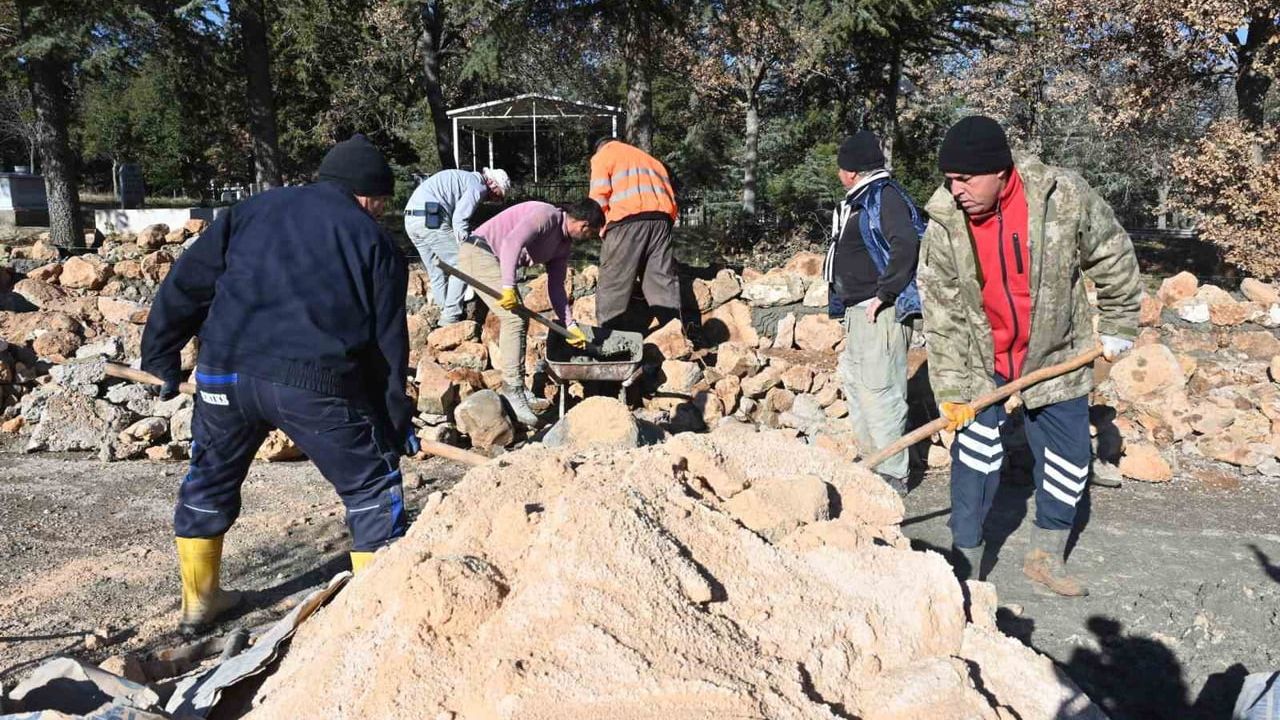 Kozluca Köyü'ndeki yıkılan mezarlık duvarı Isparta Belediyesi tarafından yeniden inşa edildi