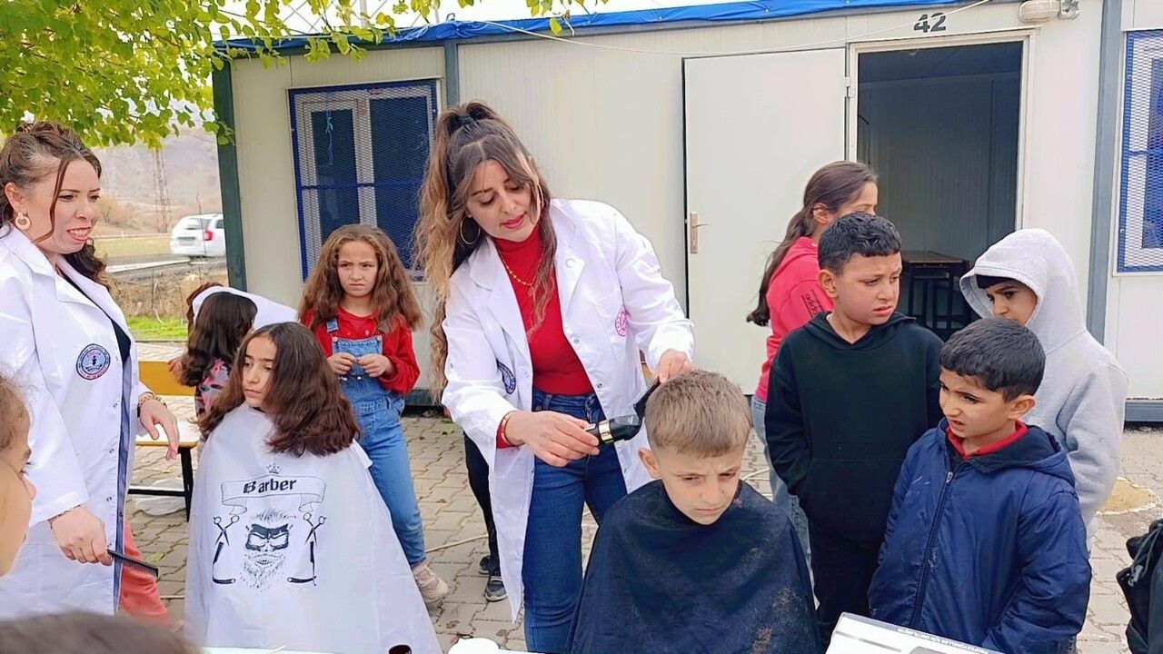 Kozluk Halk Eğitim Merkezi, 'Geleceğe Umutla Bak' Projesiyle Köy Okullarındaki Öğrencilere Ücretsiz Tıraş Hizmeti